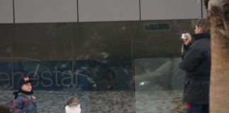 Un niño se fotografía junto a un muñeco de nieve en la Ciudad del Sol