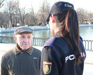 La Policía Nacional comienza a visitar a personas mayores de Écija dentro del Plan Mayor Seguridad