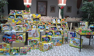 La marca Chicco dona más de un centenar de juguetes a la Hermandad de la Virgen del Valle