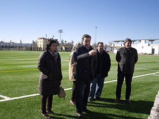 El nuevo campo de césped artificial se preve abrir el Día de Andalucía