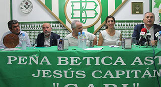 Responsables y jugadores del Betis presentes en la puesta de largo del Peña Bética Astigitana