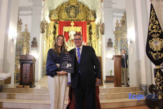 Entrega de las tapas del preg&oacute;n a la pregonera