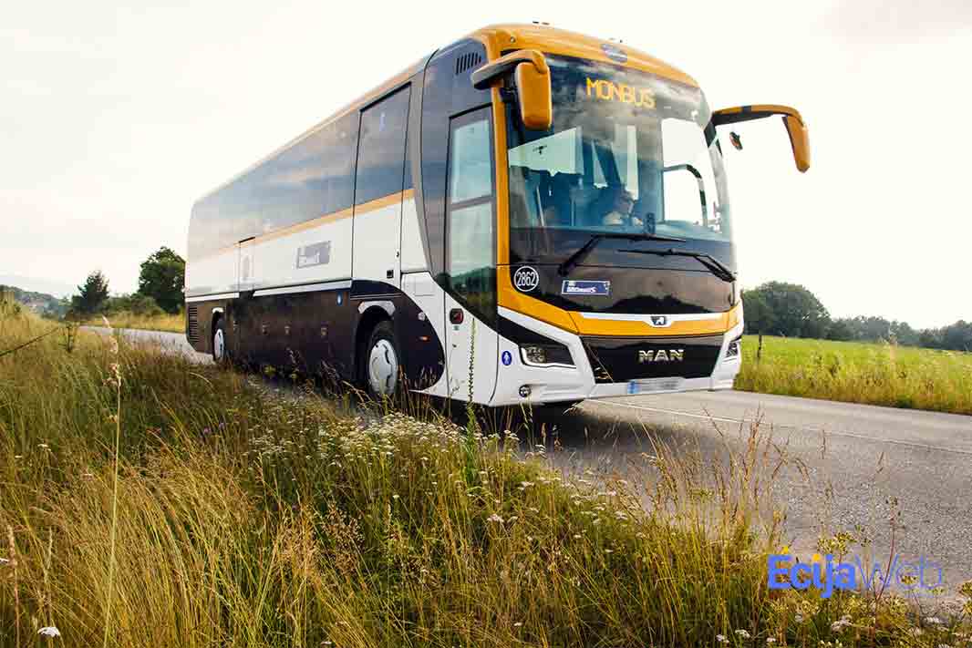 Concentración en Fuentes de Andalucía para mejorar en el servicios de autobús con Écija