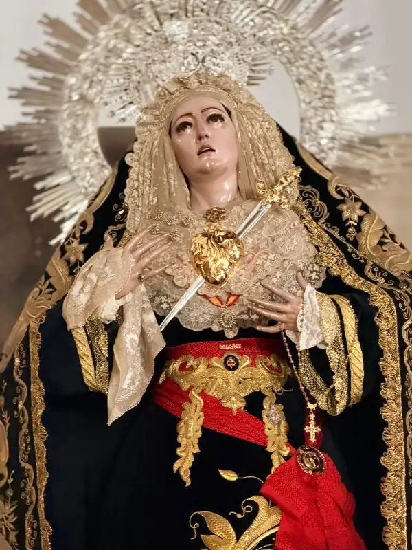 Virgen de los Dolores con el fajín y la Cruz al Mérito