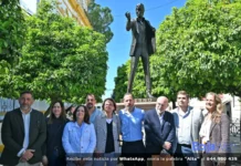 El espectacular monumento a «Bambino» realizado por el ecijano Blasco Rivero, que se puede ver en Utrera Blasco Rivero junto al monumento a Bambino con familiares